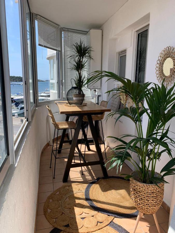 Bel appartement sur le port du Brusc avec sa place de parking privative. Six-Fours-les-Plages Extérieur photo